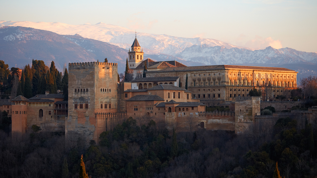 Alhambra with the Sierra Nevada in the background (photo: picture-alliance/R. Linke)