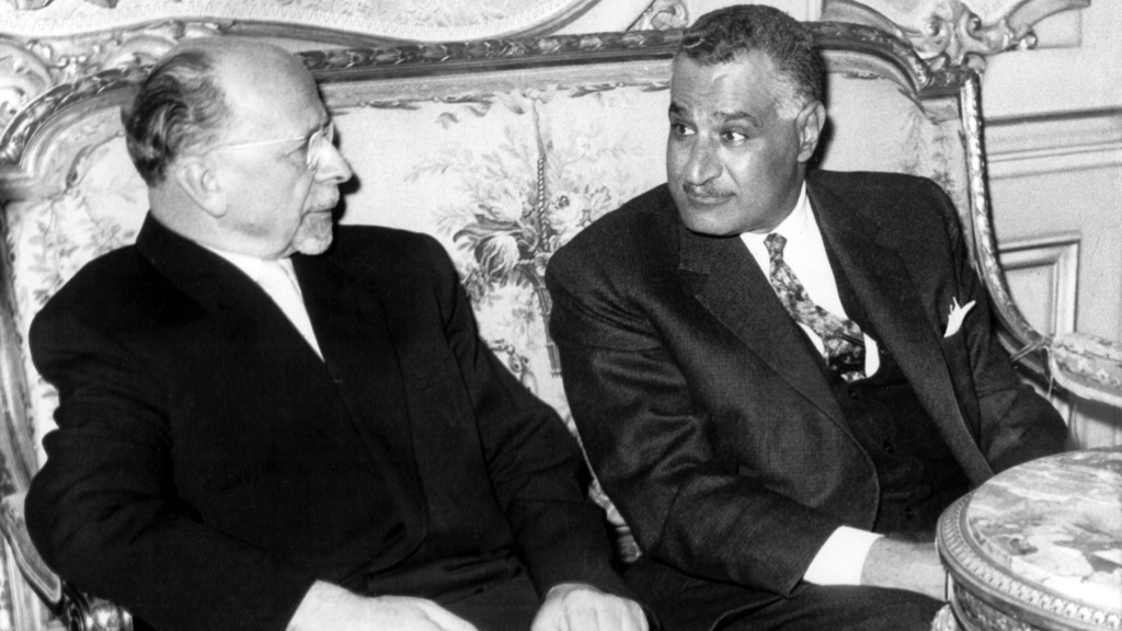 SED-Generalsekretär Walter Ulbricht im Gespräch mit dem ägyptischen Präsidenten Gamal Abdel Nasser am 24. Februar 1965 im Amtssitz des Präsidenten, dem Kubbeh-Palast in Kairo; Foto: picture-alliance/dpa/Z. Nagati