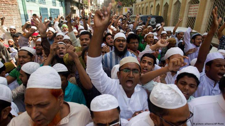 An angry crowd protests about supposed blogger blasphemy in Dhaka (photo: picture-alliance/AP)