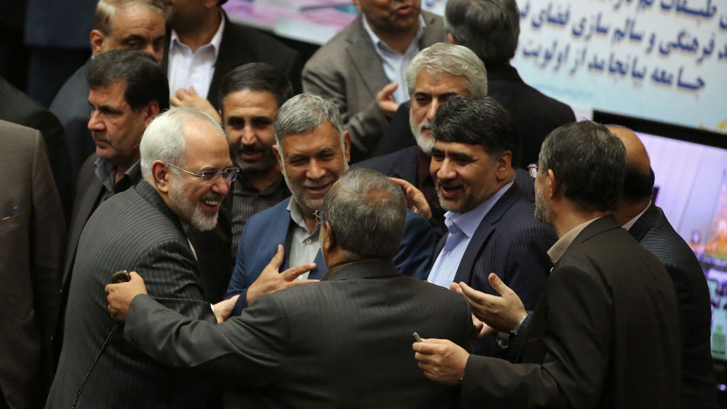 Außenminister Javad Zarif (l.) wird nach dem historischen Atomabkommen von iranischen Abgeordneten am 17. Januar 2016 im Teheraner Parlament beglückwünscht; Foto: Getty Images/AFP/A. Kenare