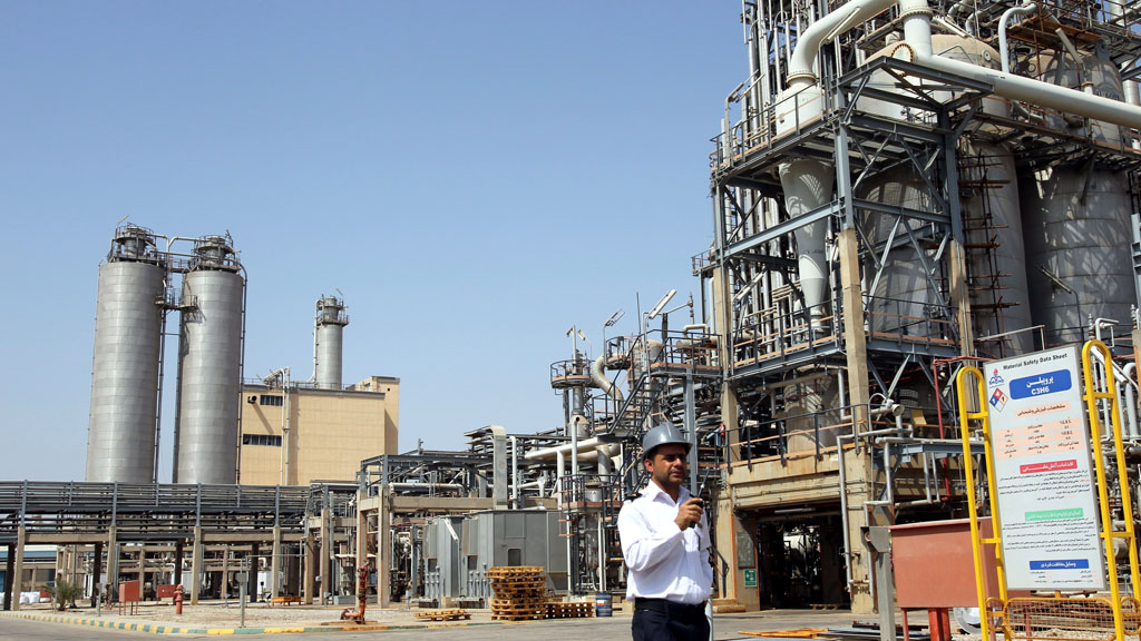 Wachmann vor petrochemischem Komplex Mahshahr, Khuzestan; Foto: picture-alliance/dpa/A. Taherkenareh