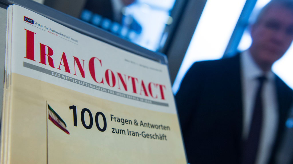 Broschüre Investitionen im Iran auf dem deutsch-iranischen Geschäftsforum in Berlin; Foto: Getty Images/AFP/J. MacDougall