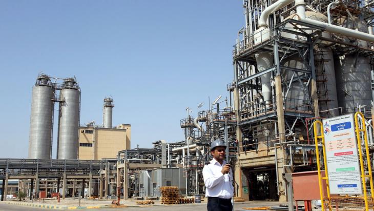 Security guard at the Mahshahr petrochemical plant in Khuzestan (photo: picture-alliance/dpa/A. Taherkenareh)