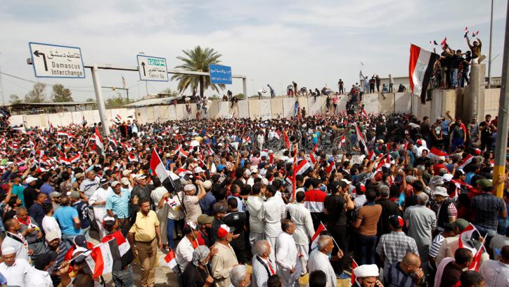 Supporters of Muqtada al-Sadr in Baghdad′s Green Zone (photo: Reuters/K. al Mousily)