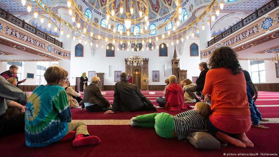 يوم المسجد المفتوح في ألمانيا. الجامع المركزي في دوسبورغ. (Foto: Monika Skolimowska/dpa)