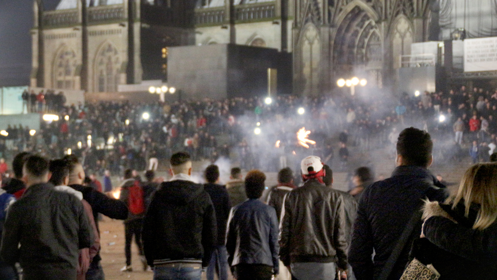 New Year's Eve 2015 on the square in front of Cologne Cathedral (picture-alliance/dpa/M. Boehm)