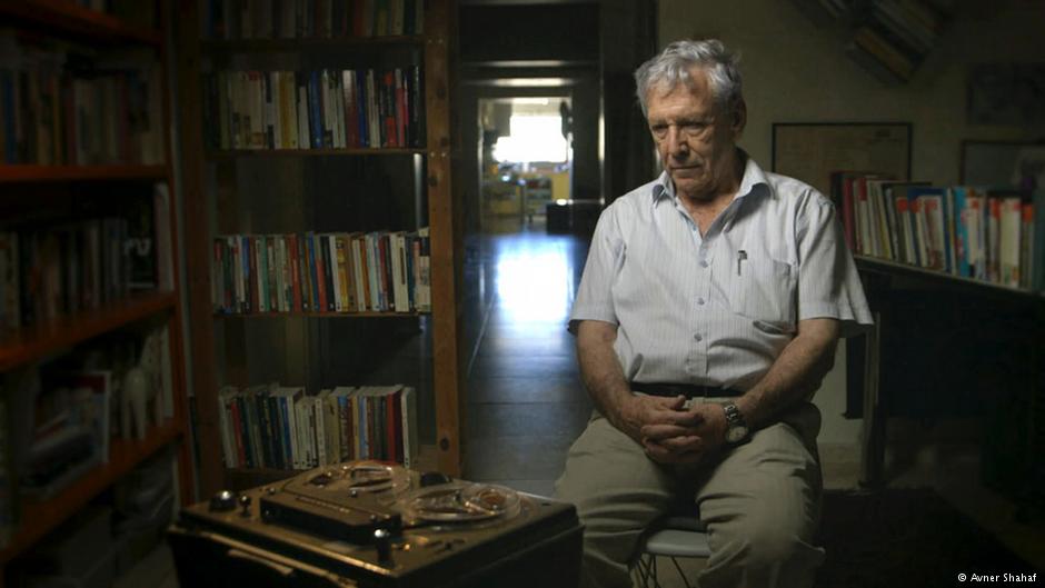 الكاتب الإسرائيلي المعروف عاموس عوز كان قد سجل مقابلات سمعية مع جنود عادوا لتوهم من القتال في حرب الأيام الستة.