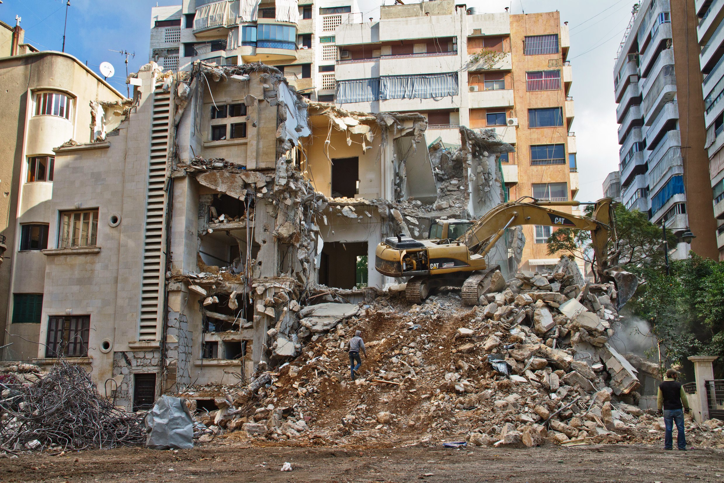 Bulldozing an old house in Beirut's Karakol El Druz district (photo: Changiz Varzi)