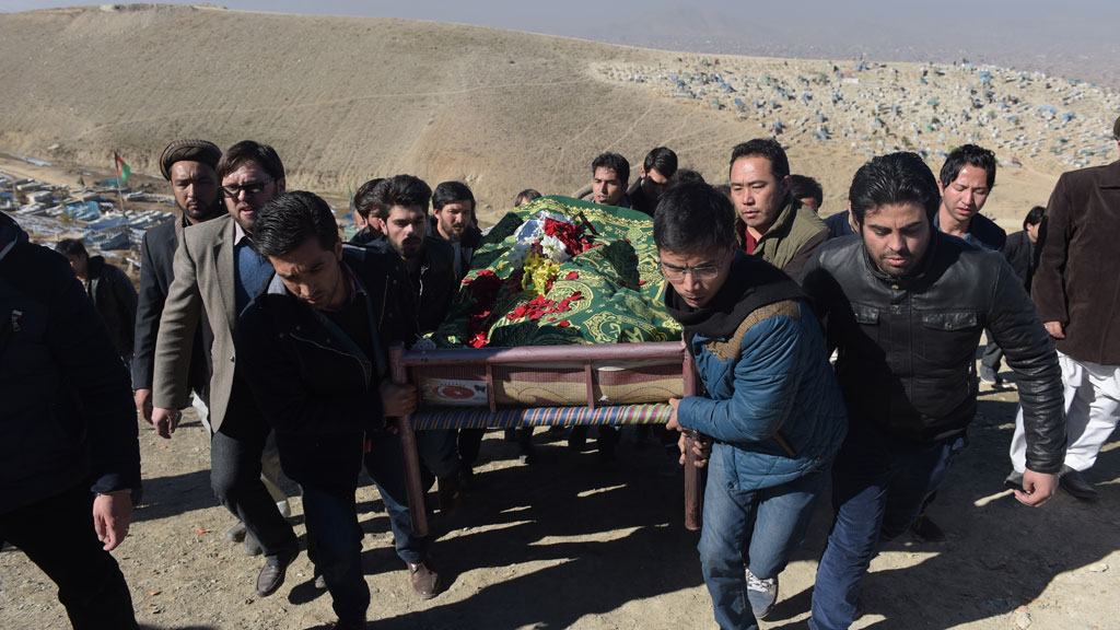 Beerdigung von Saeed Jawad Hossini, eines Tolo-TV-Journalisten, der bei dem Taliban-Anschlag im vergangenen Januar getötet wurde; Foto: AFP/Getty Images/Shah Marai 