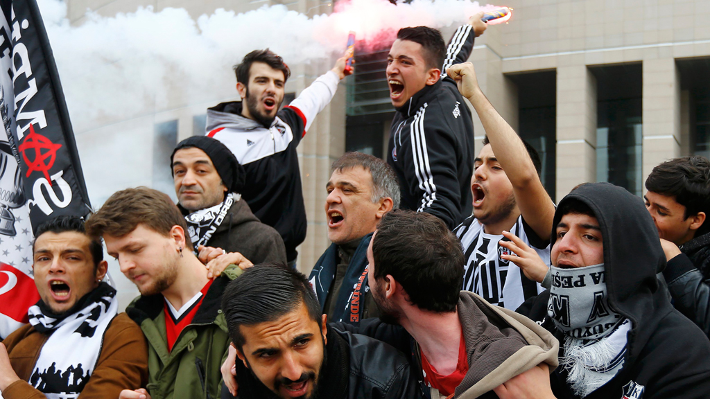 Proteste von Beşiktaş-Fans vor einem Gericht in Istanbul am 16. Dezember 2014; Foto: Reuters