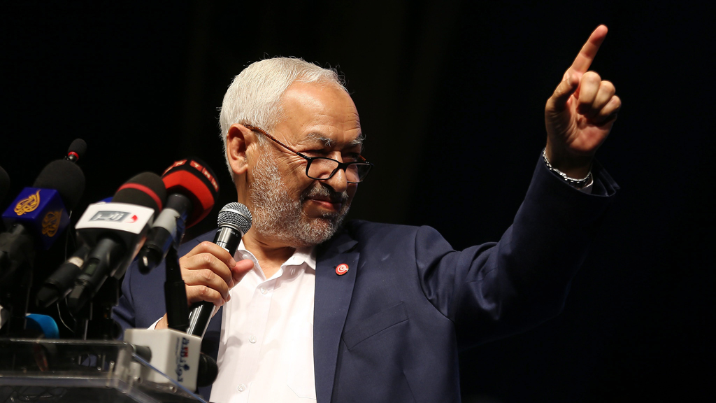Leader of the Ennahda party, Rachid Ghannouchi, speaks to his supporters during electoral campaign rally in Tunis on 24 October 2014 (photo: picture-alliance/dpa)