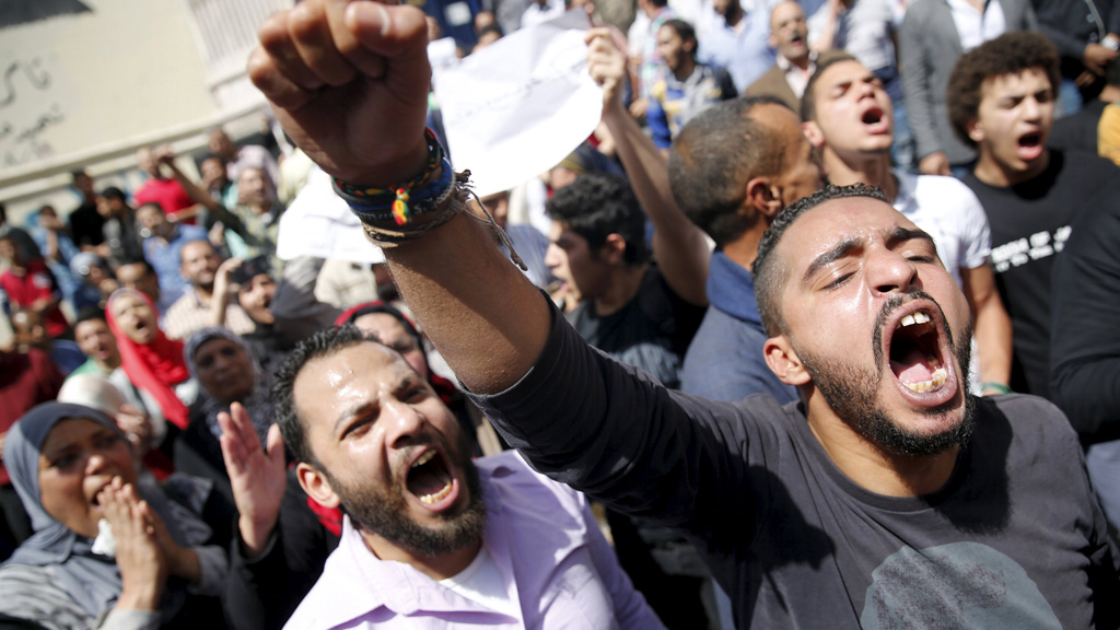 Proteste gegen die Übergabe von zwei Inseln an Saudi-Arabien vor dem Gebäude der Journalistengewerkschaft in Kairo; Foto: Reuters/A. Dalsh
