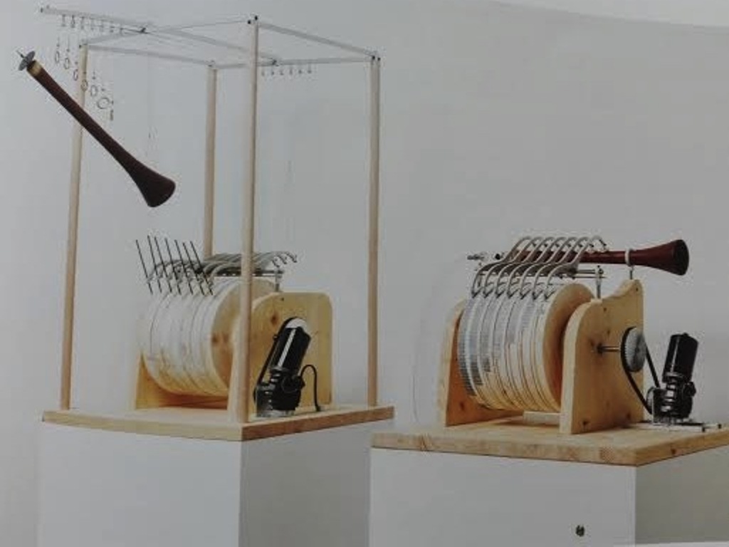 وأعاد زيغفريد تسيلينسكي وفريق عمله تركيب هذه الآلة الموسيقية الأوتوماتيكية وفقاً للخطط التي وضعها بنو موسى قبل اثني عشر قرناً تقريباً. Banu Musa Musik