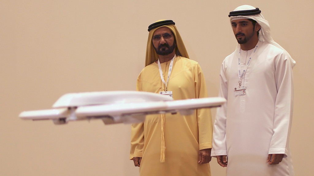 Kronprinz Hamdan bin Mohammed bin Raschid al Maktum gemeinsam mit seinem Vater Scheich Mohammed bin Raschid al Maktoum (l.), dem Premier der Vereinigten Arabischen Emiraten und Herrschers von Dubai zu Besuch auf der Ausstellung "Virtual Future" in Dubai am 9. February 2014; Foto: Reuters 