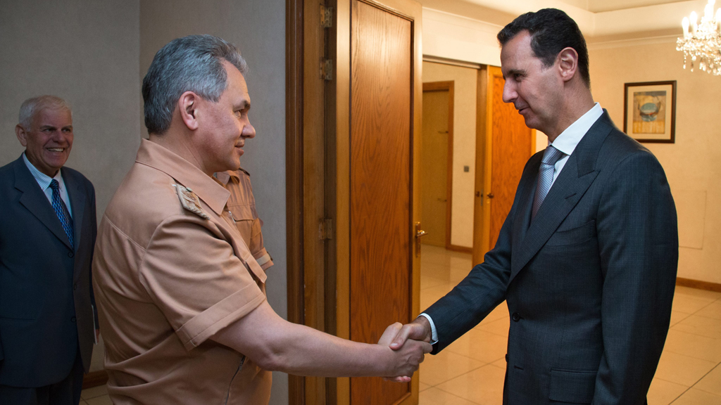 Russlands Verteidigungsminister Shoigu und Assad; Foto: picture-aliance/dpa