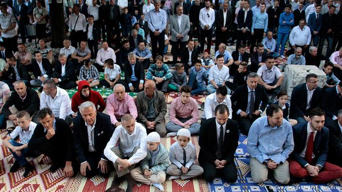 Muslime während des Eid ul-Fitr-Gebets in der Gazi-Husref-Bey-Moschee in Sarajevo; Foto: AFP/Getty Images
