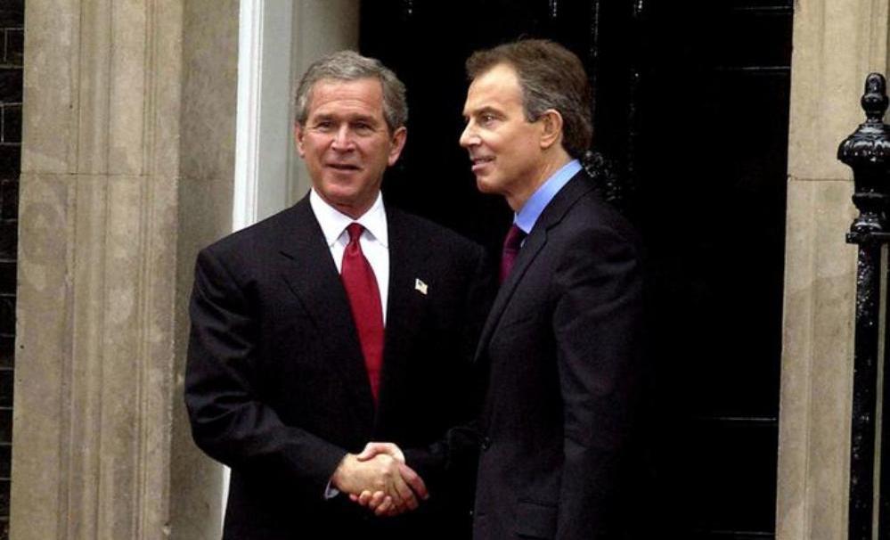 U.S. President George W. Bush and British Prime Minister on the steps of No. 10 Downing Street, London (photo: picture-alliance/photoshot)