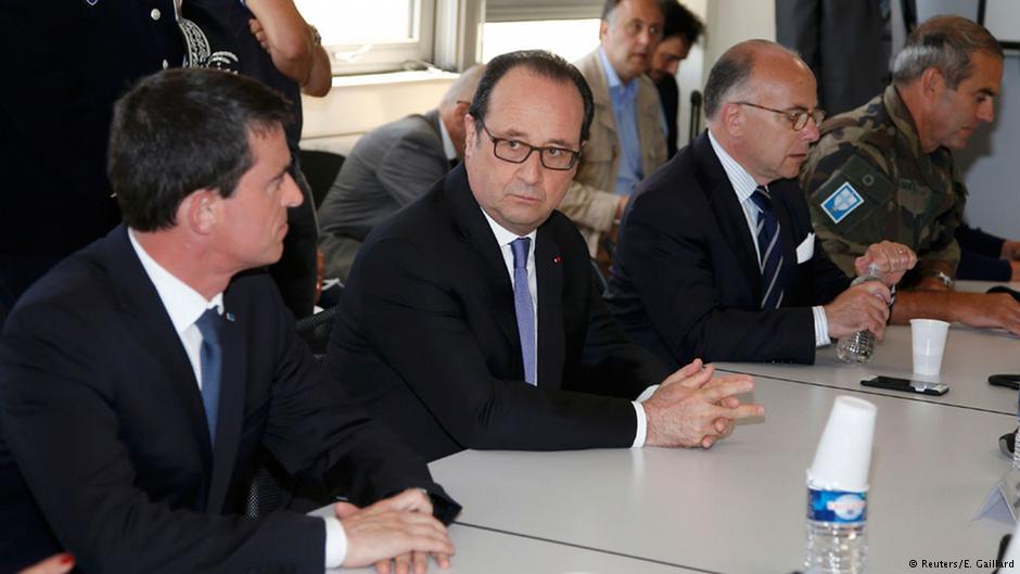 Frankreichs Präsident Francois Hollande (M.) und Premierminister Manuel Valls (l.) in Nizza. Foto: Reuters 