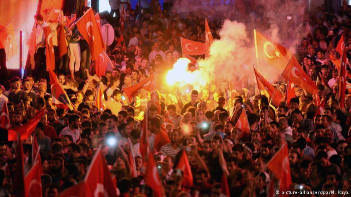 تركيا بعد الانقلاب العسكري الفاشل، إردوغان، غولن ، كولن ، غولان ، الجيش التركي. لسان الحال الأتراك: ديمقراطية منقوصة خير من ديكتاتورية العسكر 