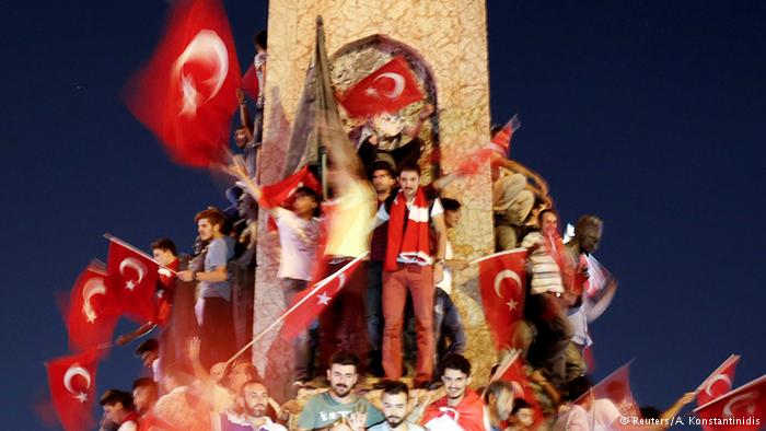 تركيا بعد الانقلاب العسكري الفاشل، إردوغان، غولن ، كولن ، غولان ، الجيش التركي. لسان الحال الأتراك: ديمقراطية منقوصة خير من ديكتاتورية العسكر 