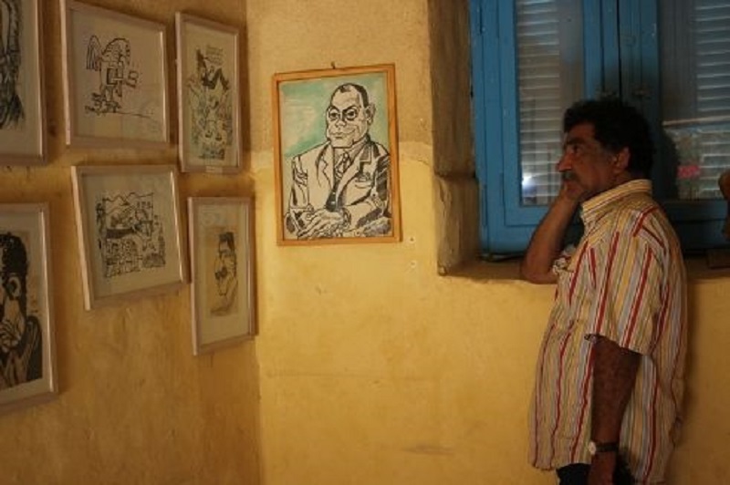 Der Gründer des Karikaturenmuseums, Mohamed Abla, vor einigen Gemälden; Bild: Goethe-Institut Kairo/ Sameh Fayez