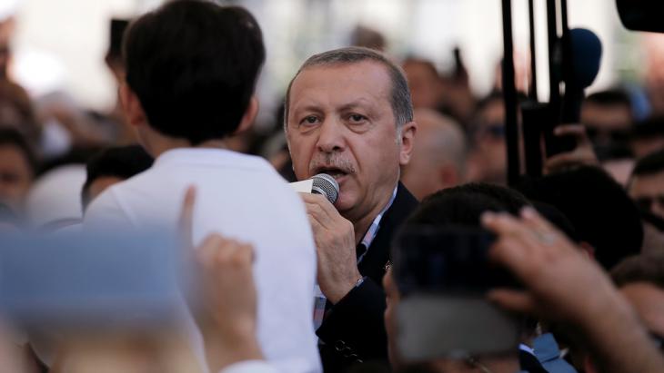 Bürger versammelten sich vor der Istanbuler Residenz Erdogans, um sich solidarisch mit dem Präsidenten zu zeigen