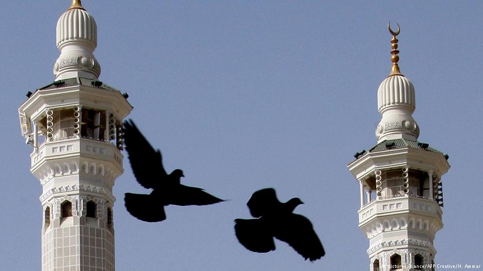 Tauben fliegen von einer Moschee in Saudi-Arabien (Foto: picture-alliance/AFP Creative/H. Ammar)