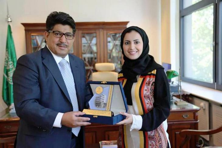 الكاتبة السعودية الهنوف الدغيشم حصلت على شهادة الدكتوراه في ألمانيا وفازت بأكثر من جائزة بحثية.