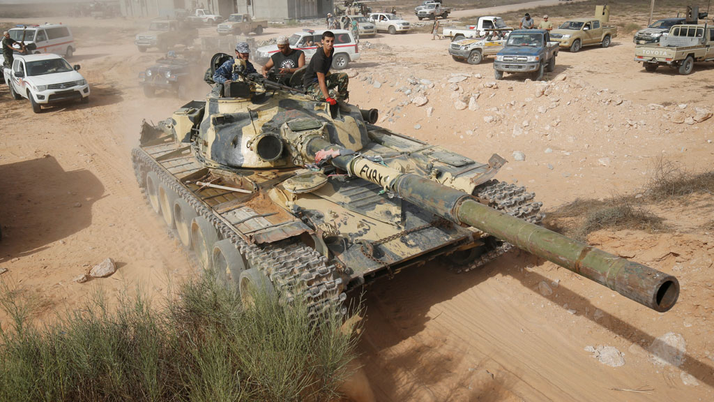 panzer der regierungstreuen Milizen rücken auf Sirte vor; Foto: Reuters/G. Tomasevic