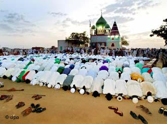 Sufis beim Freitagsgebet vor der Moschee in Omdurman in Sudan; Foto: dpa