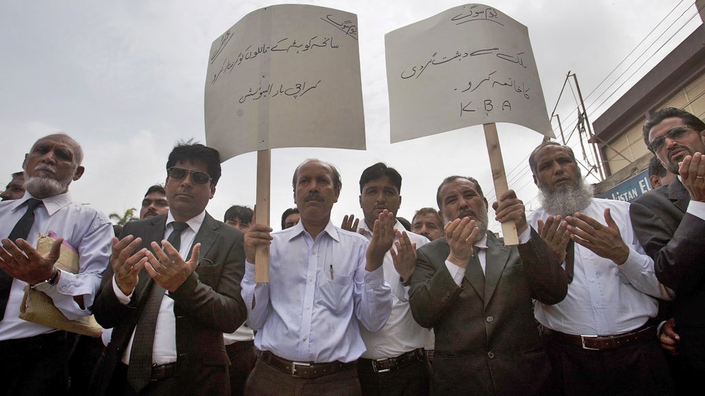 "Terminate terrorism!" "Arrest the culprits!" Lawyers pray during a demonstration following the Quetta hospital bombing on 8 August 2016 (photo: picture-alliance/AP Photo/S. Adil)