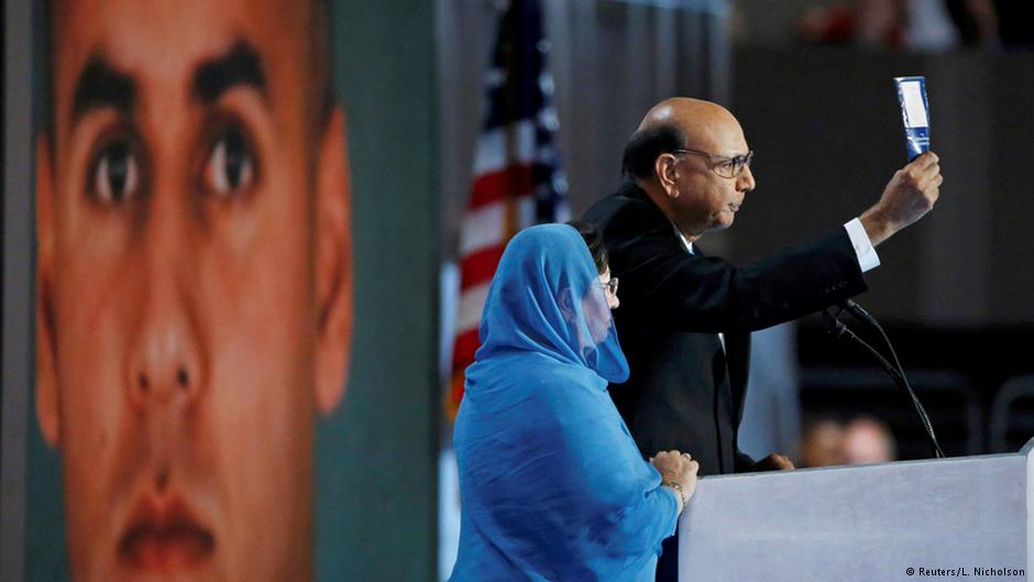 غزالة خان  وهي تقف بجانب زوجها خلال مؤتمر الحزب الديمقراطي في فيلادلفيا.