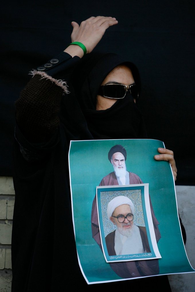 Demonstrantin zeigt während der Proteste gegen Ahmadinedschad im Sommer 2009 ein Foto Hussein-Ali Montazeris; Foto: AP 