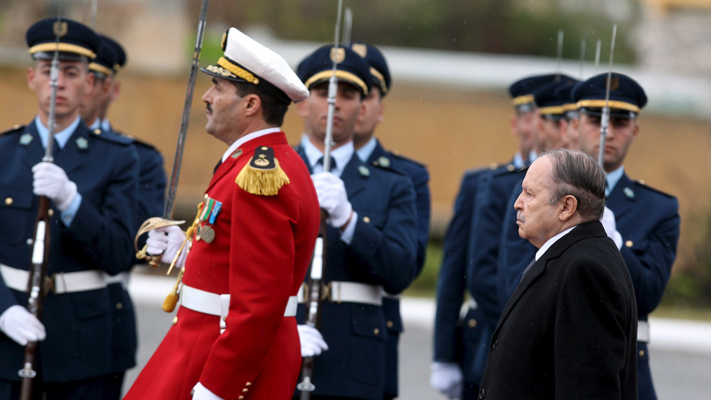 Algeriens Präsident Bouteflika während einer Militärparade; Foto: picture-alliance/dpa