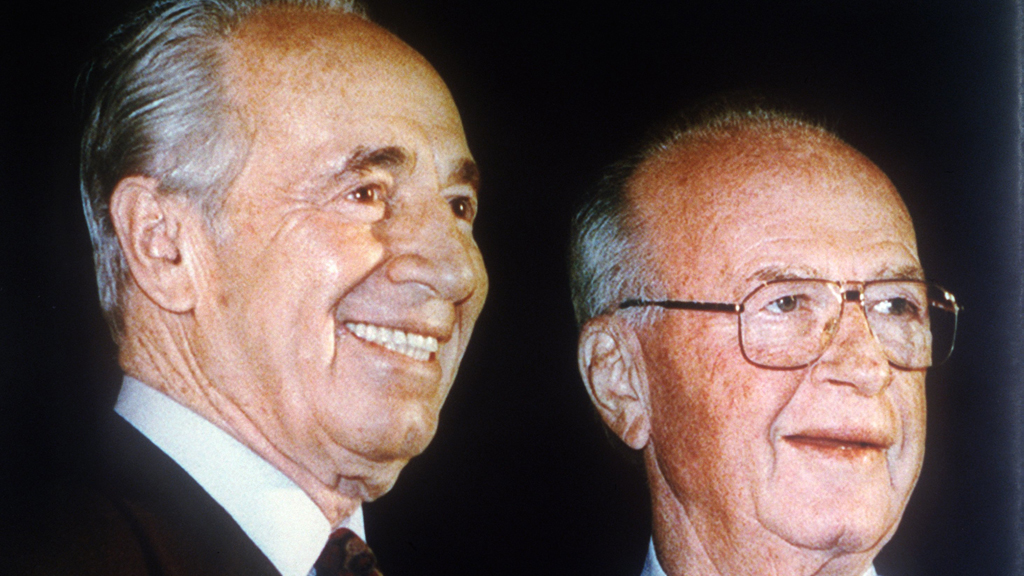  Peres (l.) und Yitzhak Rabin, kurz vor dem Attentat auf Rabin 1995; Foto: picture-alliance/dpa