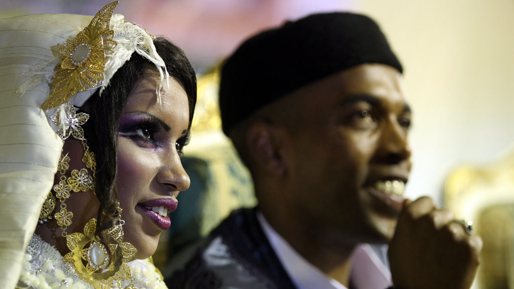 Libysches Hochzeitspaar; Foto: picture alliance/dpa/Mohamed Messara