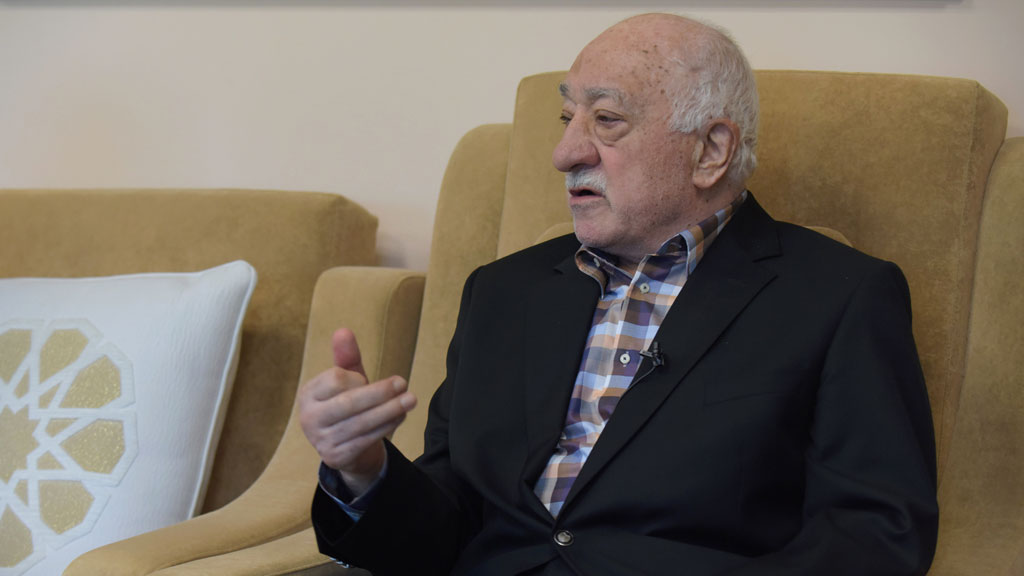 Fethullah Gülen bei einer Pressekonferenz; Foto: picture-alliance/dpa/M. Smith