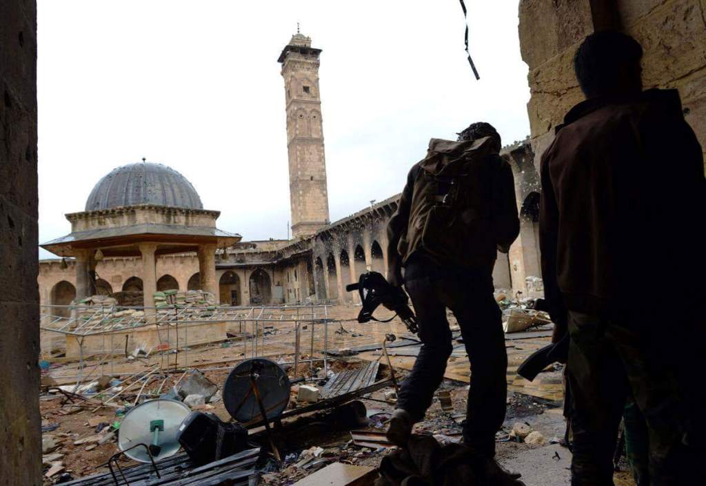 الجامع الأموي (جامع النبي زكريا) في مدينة حلب القديمة بعد الدمار.