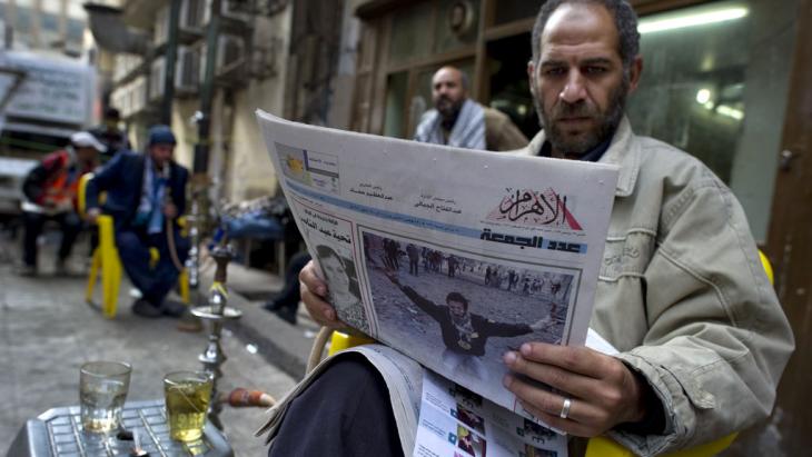 مواطن مصري يقرأ صحيفة الأهرام. 