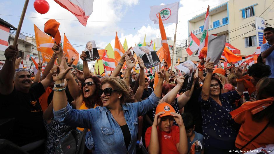 لبنانيون يعبرون عن فرحهم لانتخاب عون رئيسا للبلاد 