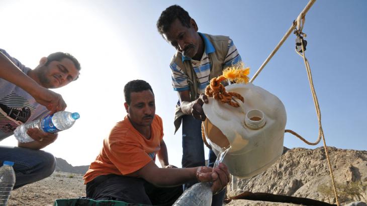 مصريون يسحبون دلو ماء من بئر. Egyptians gathering water from a well in Wadi Lahmi (photo: picture-alliance/dpa/M. Todt)