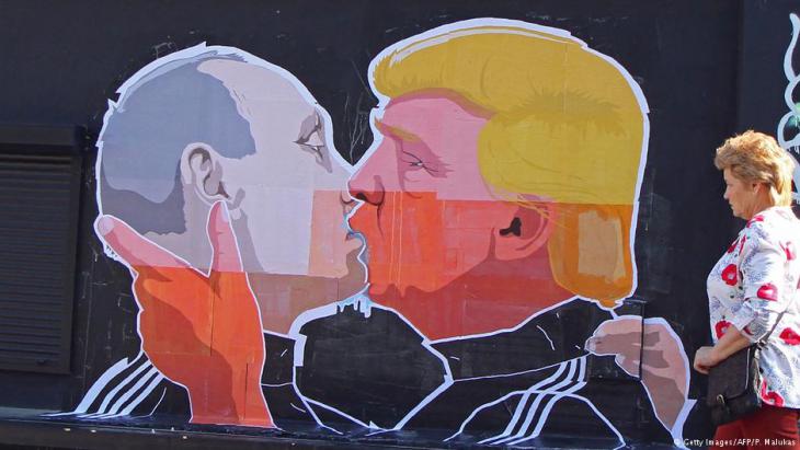 Graffiti showing Putin and Trump in a brotherly clinch (photo: Getty Images/AFP)