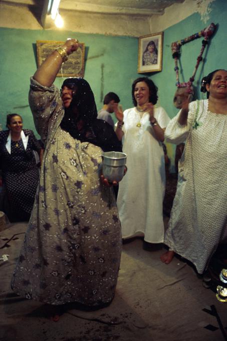 طقوس الزار في مصر...جن وقرابين وأرواح ممسوسة ورقص على أغاني حب وإيقاعات دينية
