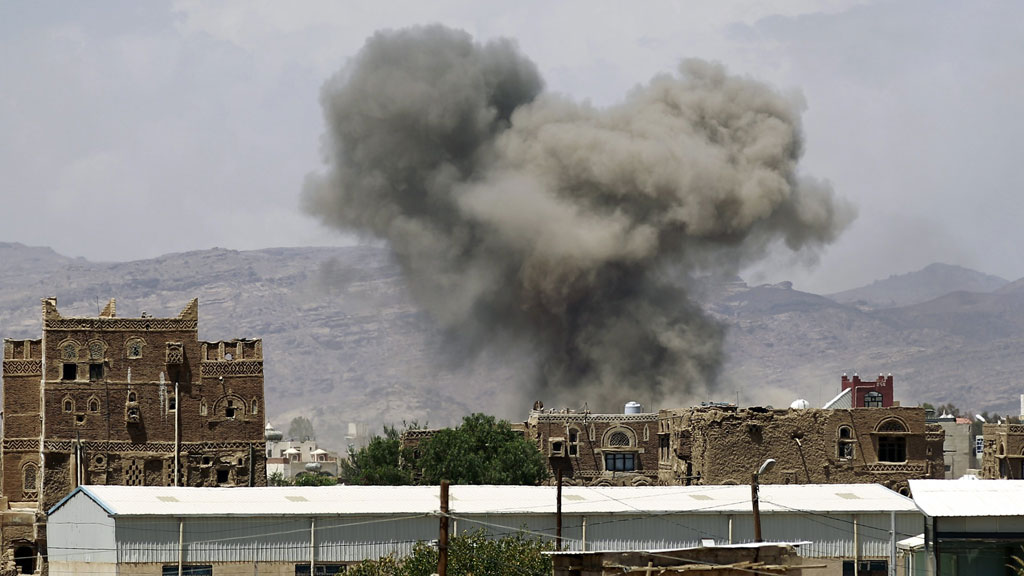 Saudische Luftangriffe auf Huthi-Stellungen in Sanaa; Foto: Getty Images/AFP/M. Huwais
