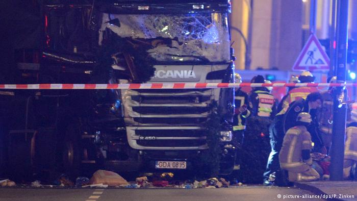قُتِلَ 12 شخصاً وجُرح 48 آخرون نتيجة الدهس بشاحنة في سوق لعيد الميلاد في قلب العاصمة الألمانية برلين، مساء يوم الإثنين 19 / 12 / 2016.
