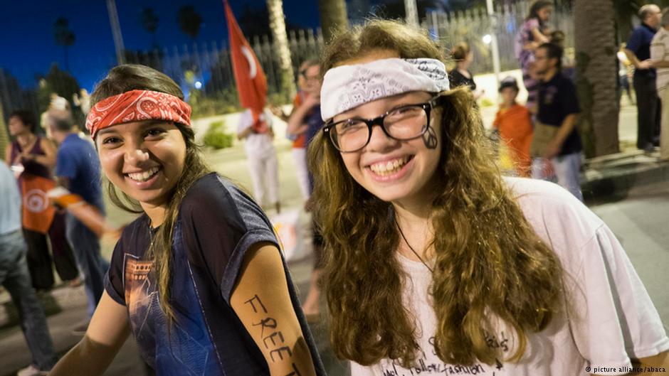 Junge Frauen demonstrieren für Gleichberechtigung in Tunis, Fotot: picture-alliance/abaca