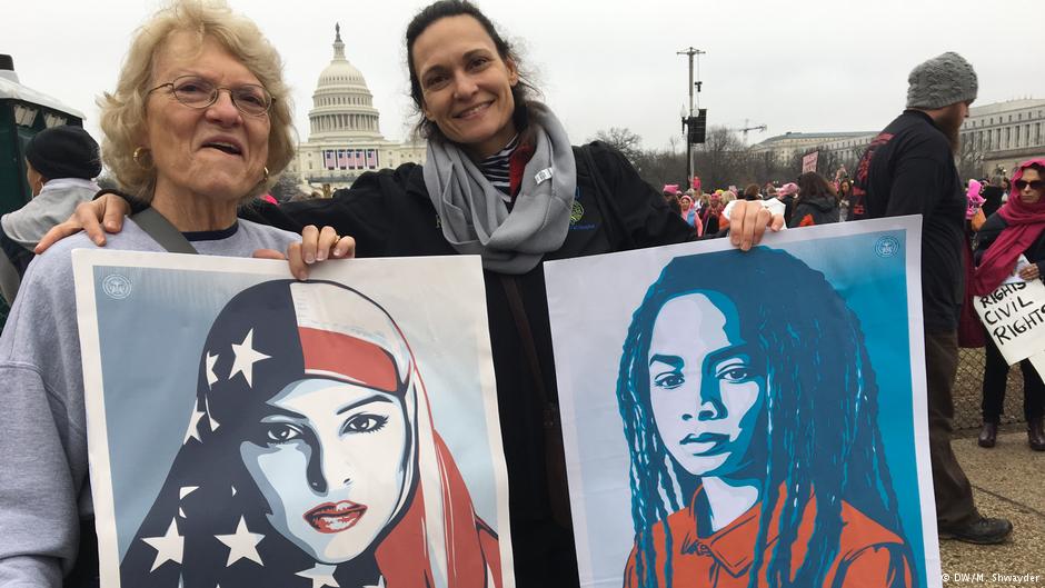 Demonstrantinnen in Washington protstieren gegen Donald Trump; Foto: DW
