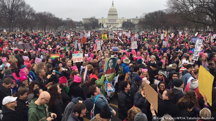 بدأ الرئيس الأمريكي دونالد ترامب ولايته على وقع تظاهرات معارضة ضخمة. ونزل أكثر من مليوني شخص إلى شوارع واشنطن ومدن أمريكية أخرى -انضم إليهم متظاهرون حول العالم في "مسيرة النساء" غداة تنصيبه رسميا.