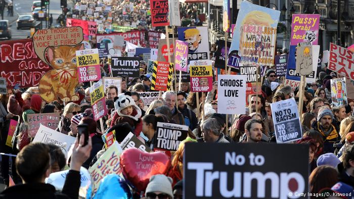 بدأ الرئيس الأمريكي دونالد ترامب ولايته على وقع تظاهرات معارضة ضخمة. ونزل أكثر من مليوني شخص إلى شوارع واشنطن ومدن أمريكية أخرى -انضم إليهم متظاهرون حول العالم في "مسيرة النساء" غداة تنصيبه رسميا.