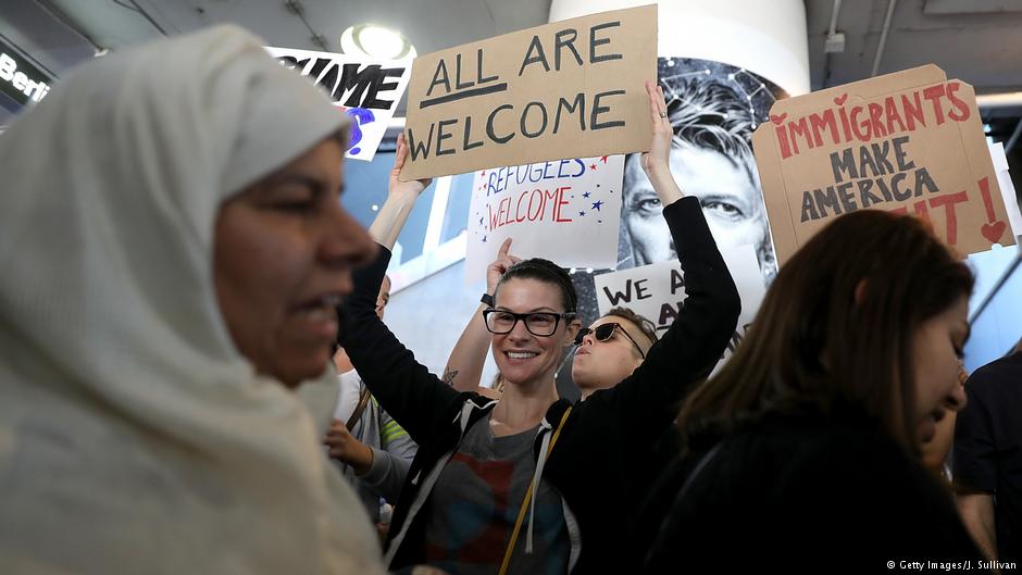 Tausende demonstrieren - wie hier am Los Angeles International Airport gegen Trumps Einreiseverbot für Muslime; Foto: Getty Images